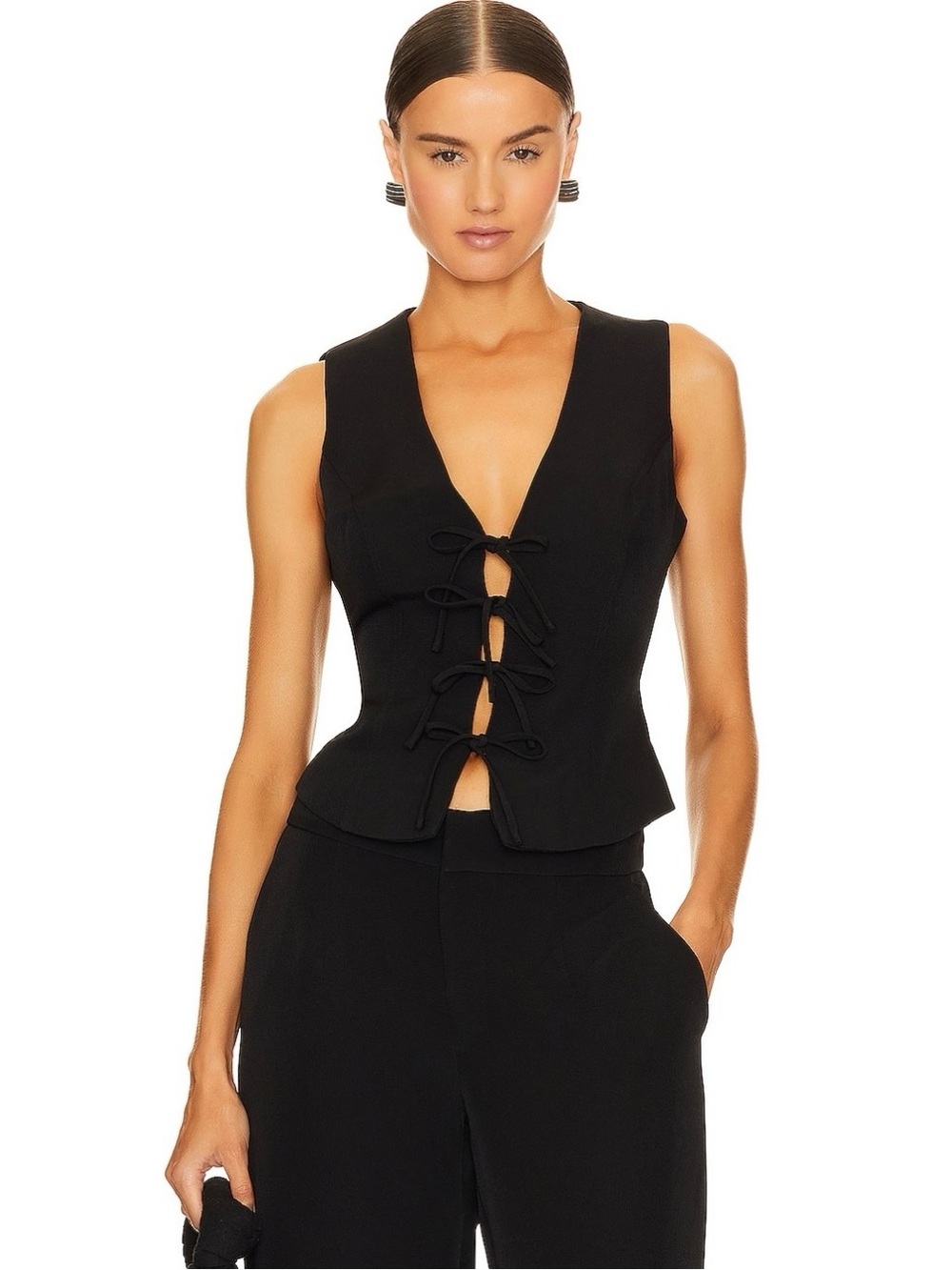 Elliatt Black Sleeveless Tie-Front V-Neck Top